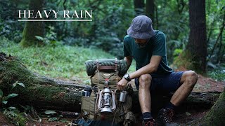 Solo bushcraft overnight: Camping hujan deras dan petir di hutan tropis