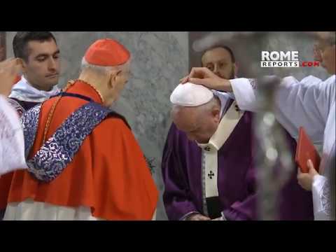 Francisco recibe la ceniza durante la ceremonia de Miércoles de ceniza