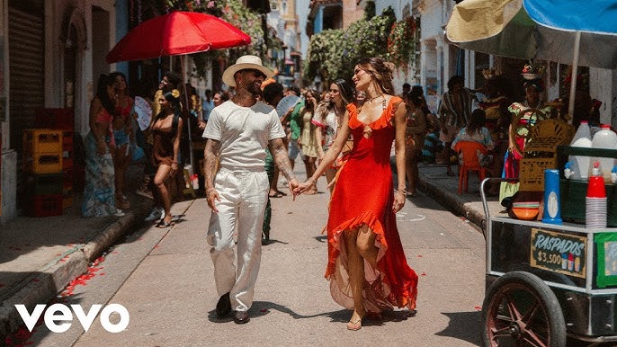 Escena tropical del video de Bronceador