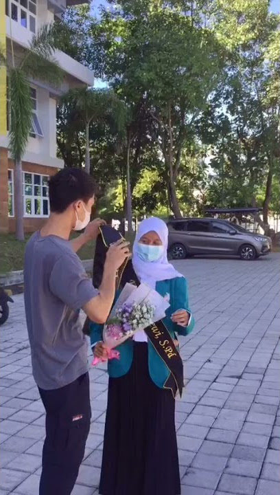 momoet wisuda yg sulit terlupakan, bikin baper oi