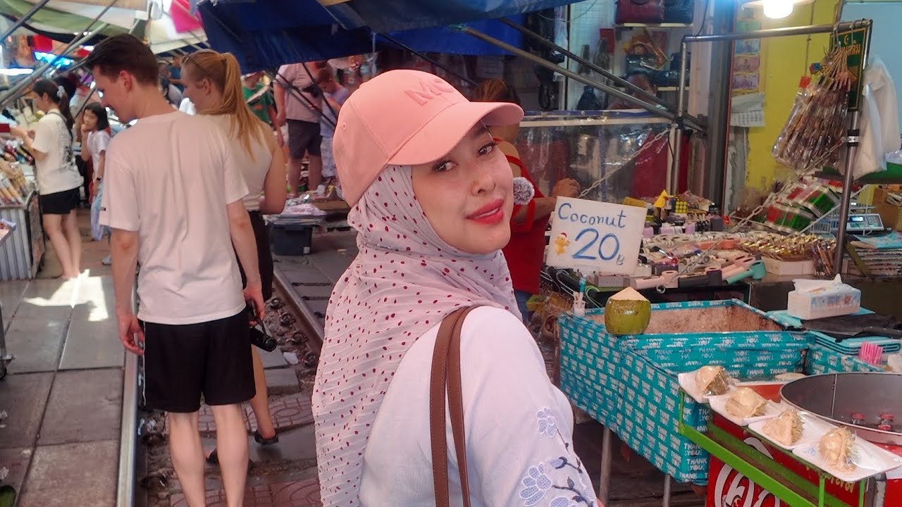 ตลาดร่มหุบ แม่กลอง pasar di tengah-tengah jalan rail kereta api