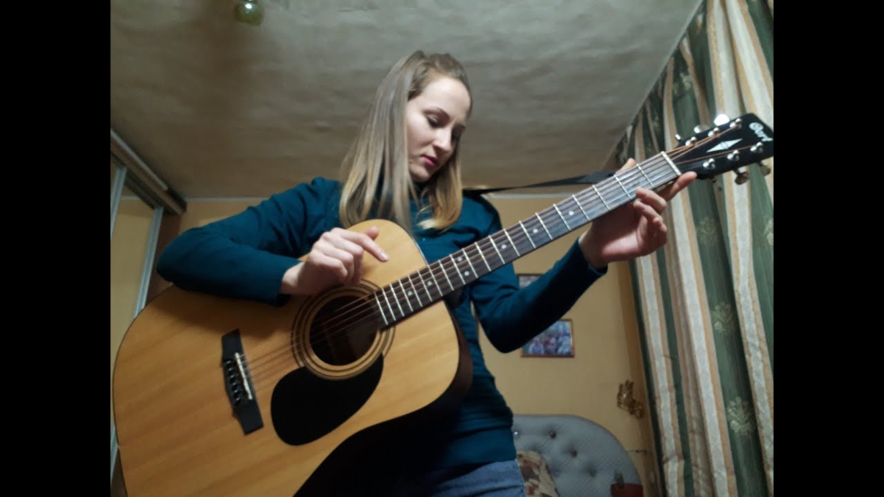 Карина на гитаре