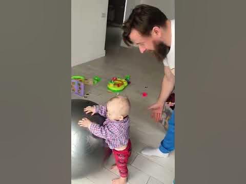 Родители меняют подгузник младенцу - YouTube
