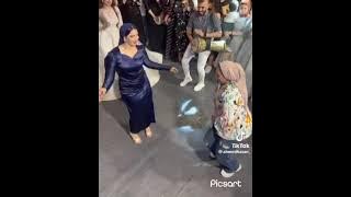 البنت اللي ولع فرح صحبتها ام فستان ازرق