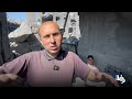 مواطنون يتفقدون بيوتهم بعد تعرضها لقصف إسرائيلي في مخيم الشاطئ بمدينة غزة