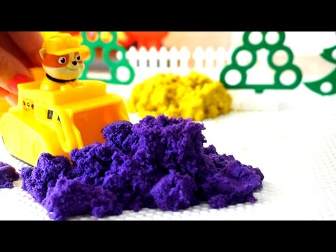 Видео с игрушками для детей. Строим песочницу из разноцветного песка
