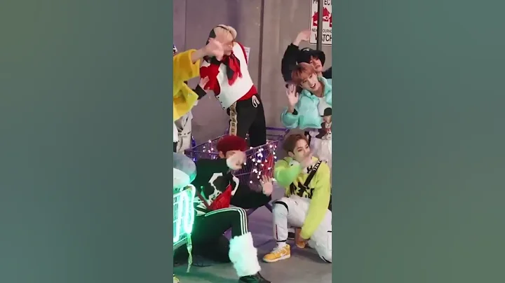 The way Chan and Seungmin immediately helped Felix to get down