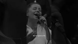 Merve Özbey Gönül Ektiğini Biçiyor Resimi