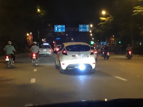 Ô tô gắn đèn pha vào đuôi xe, chơi ngông hay là chơi ngu - YouTube