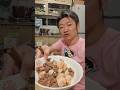 大叔把肉當飯吃