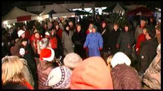 'Fairytale of New York' Flashmob (Glorious Chorus at Totnes Christmas Festival Dec 2010)