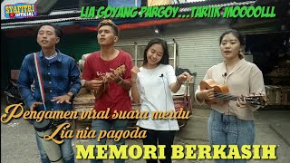 Pengamen manis Lia_bawakan lagu memori berkasih enak banget suaranya versi ukulele pengamen pagoda