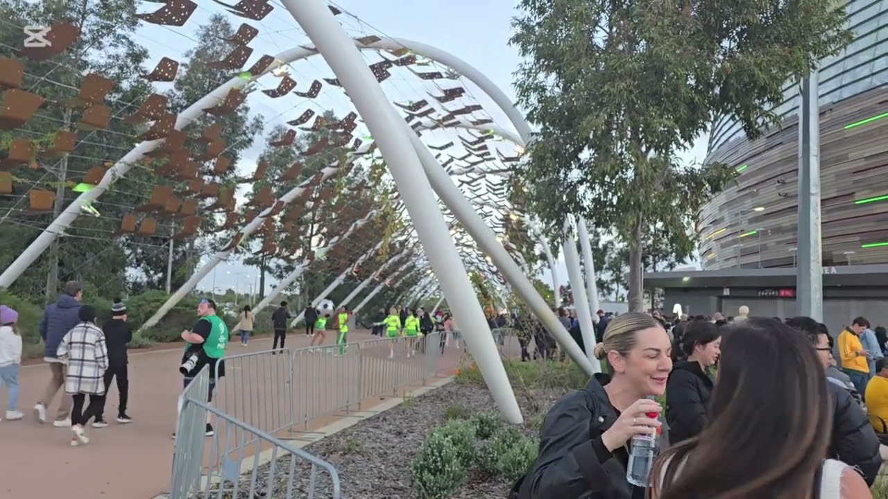 تفرفر .. اوقات ممتعه في ملعب بيرث الدولي لمؤزارة منتخب أستراليا ضد اليابان.australia vs Japan