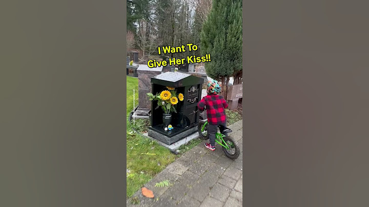 Mały chłopiec odwiedza grób swojej mamy 😭