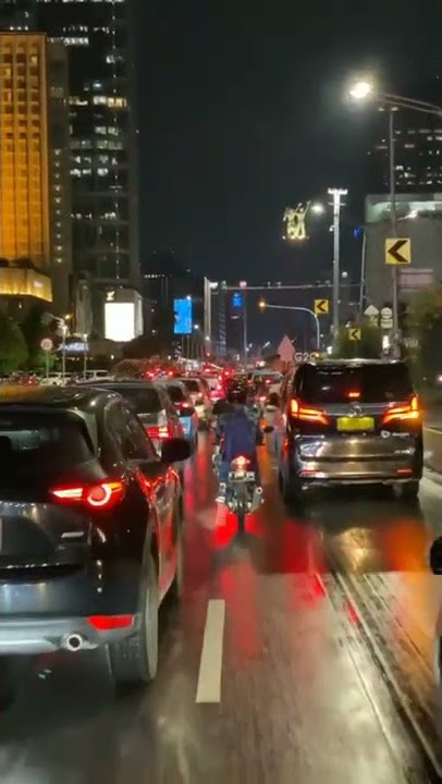 story wa 30 detik suasana jalanan di malam hari😌