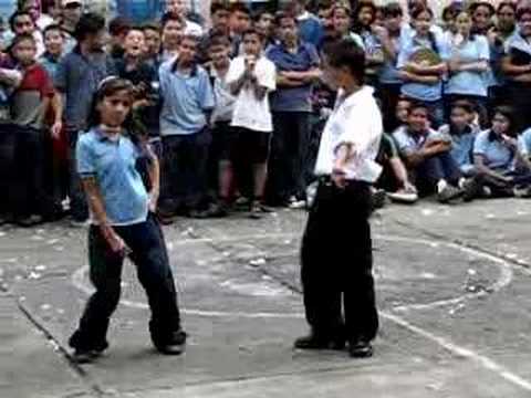 niños bailan reggaetón en colegio colombiano