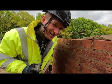 How to easily build a garden wall with bricks: a step-by-step guide for beginners.
