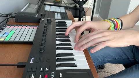 Making a vibey guitar beat with Komplete Kontrol M32
