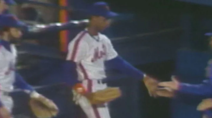 Darryl Strawberry throws out Alan Wiggins at the p...