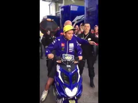 Valentino Rossi "atropela" no Padock em Valência