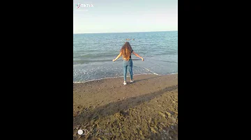 صاكدو في ظهري الغربة بين عينيا 