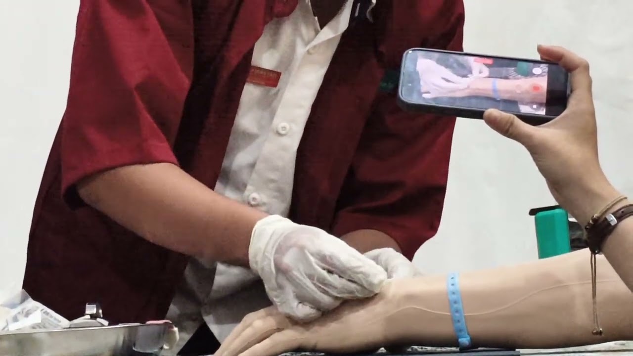 Praktik KDM melepas infus