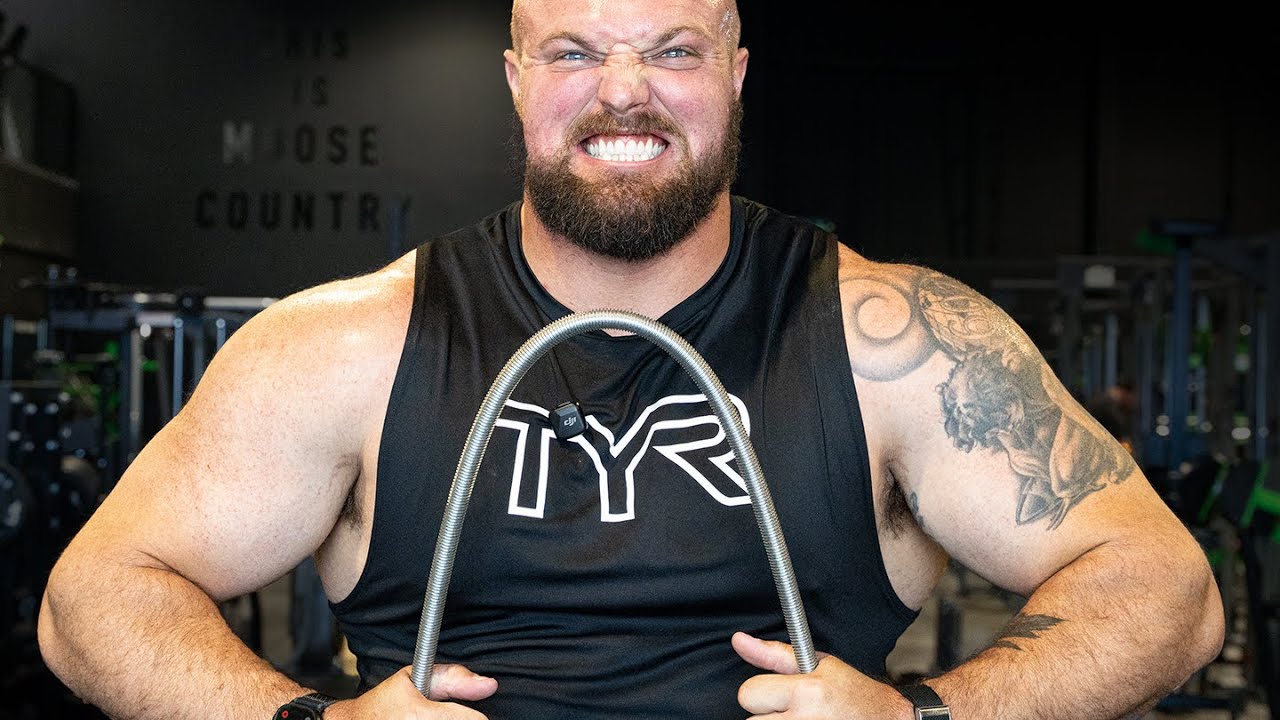 Самый сильный человек в мире совершает исторические подвиги силы