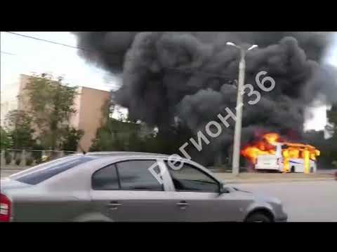 Автобус с пассажирами внутри загорелся в Воронеже