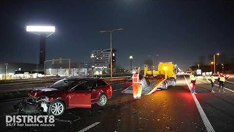 Veel schade na eenzijdig ongeval met taxi op snelweg A13 Den Haag