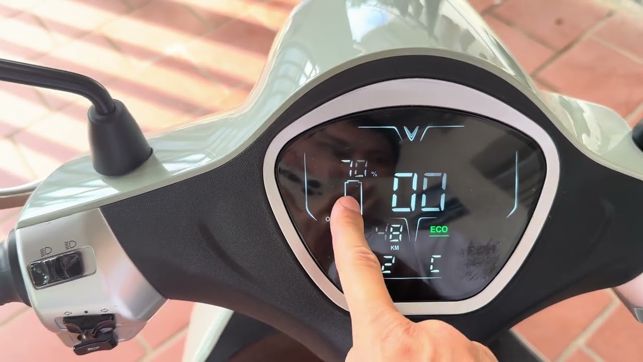 Cách sạc pin và cắm pin phụ cho xe điện Vinfast đúng cách