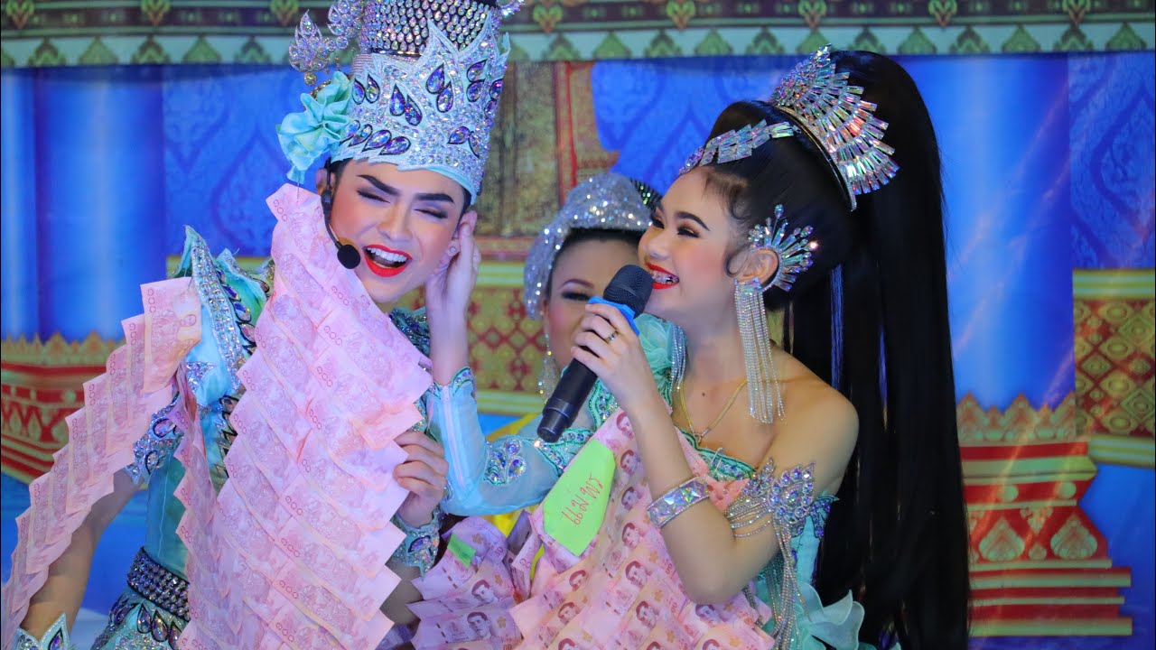 😜พี่พิสูจน์ความเป็นเจ้าของด้วยการจับแก้มน้องแล้วมาดม โอเคยังไม่ผิดกลิ่น น้องคนก็ดึงหูพี่มาถามไปเลย