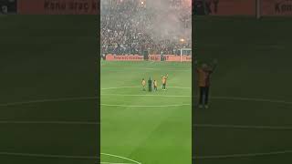 Mauro İcardi̇ Geri̇ Döndü Taraftara Üçlü Çekti̇rdi̇ Galatasaray İmza Töreni̇ Tri̇bün Çeki̇m