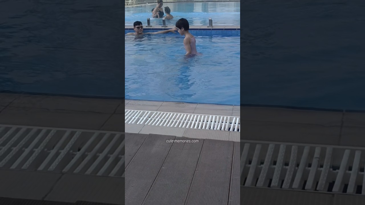 Gevora Hotel Pool - Pari & Papa - Movin' To The Sun | #gevorahotel #dubaihotel #hotelpool