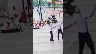 В Китае мужчина и женщина поймали падающую девочку голыми руками