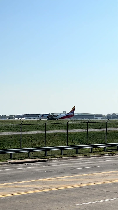 Southwest California One livery taxiing to the gate at KCLE