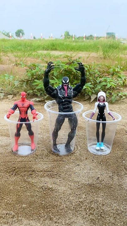 Spiderman vs Venom vs Spider Gwen want to relax | Marvel toys