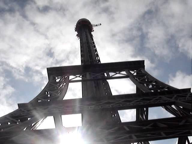 La Tour Eiffel - Brinquedo de queda Livre do HOPI HARI - Inteligencia  Artificial recría a cena. 