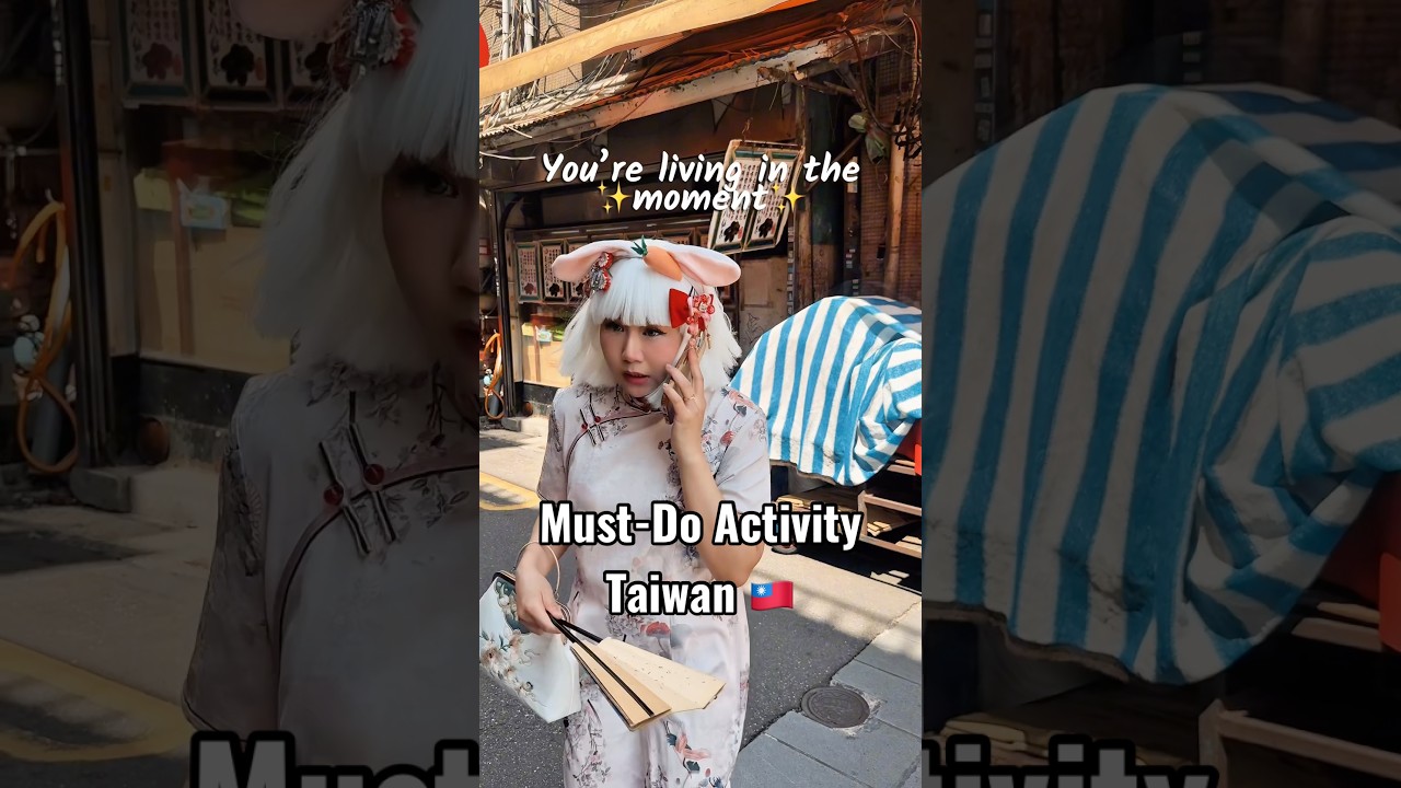 Free costume rental at Dadaocheng Visitor Center in Taiwan 🇹🇼