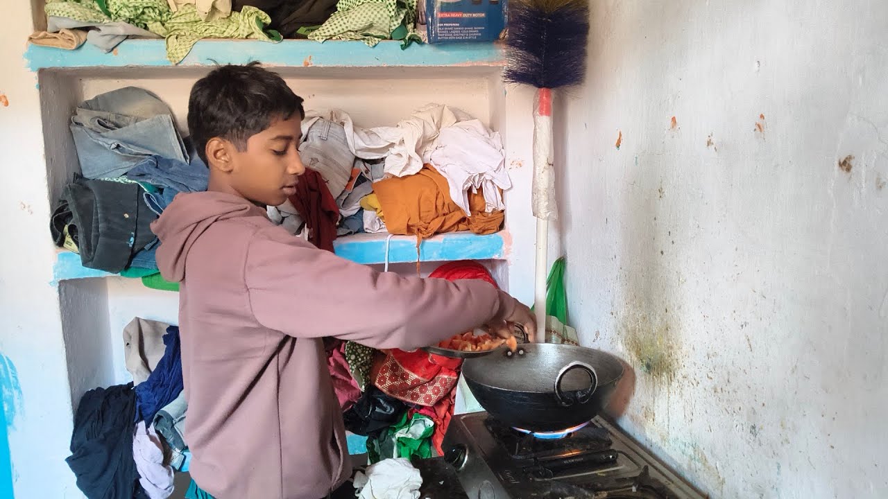 Ram Aaj khana banaa raha hai😆