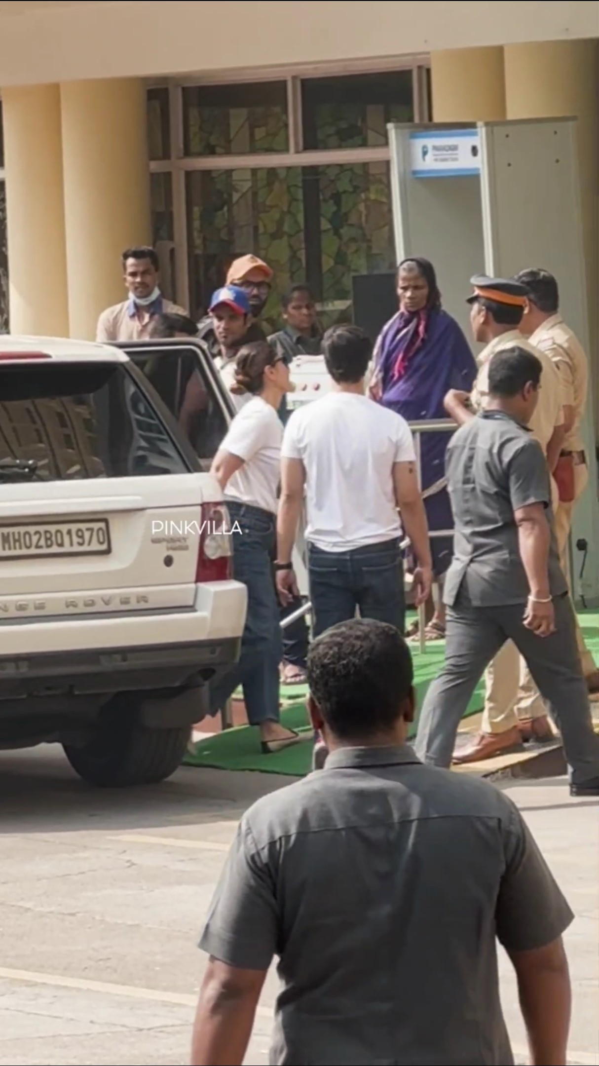 Kareena Kapoor Khan Arrives At The Hospital For Saif Ali Khan's DISCHARGE | #shorts #bollywood