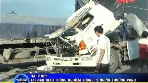 Video Xe tải "hôn" đuôi container, phụ xe chết tại chỗ