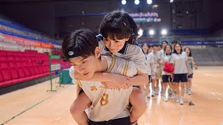 The Clumsy Schoolgirl Is Accidentally Protected By The Schools Heartthrob