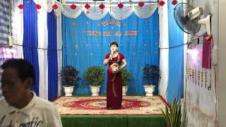 Tan co : Co gai ban guom.                    Tb : Hong Tham 