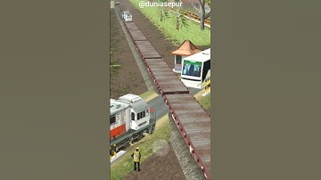 Menakutkan Kereta Api Loncat Di Palang Pintu Perlintasan #trending #keretaapi #train #railway