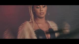 Clipe oficial do single "Mil Doses", do grupo Aura. Legenda disponí...