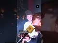 Kamelen dukket plutselig opp på scenen da Ari Bajgora holdt konsert i Bergen – for å gi ham pris🏆