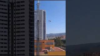 Hombre se lanza en #paracaídas desde torre en #construcción en el barrio de Martiricos de #Málaga