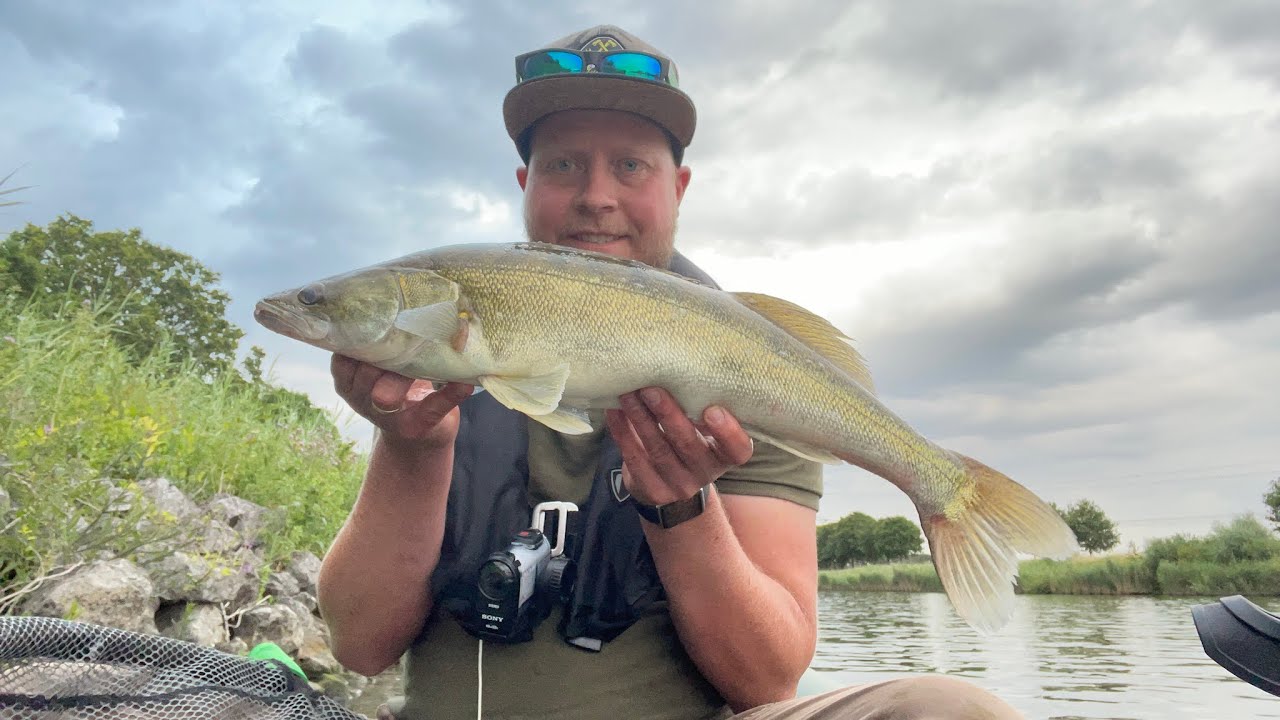 troIlen met de rubberboot op het kanaal