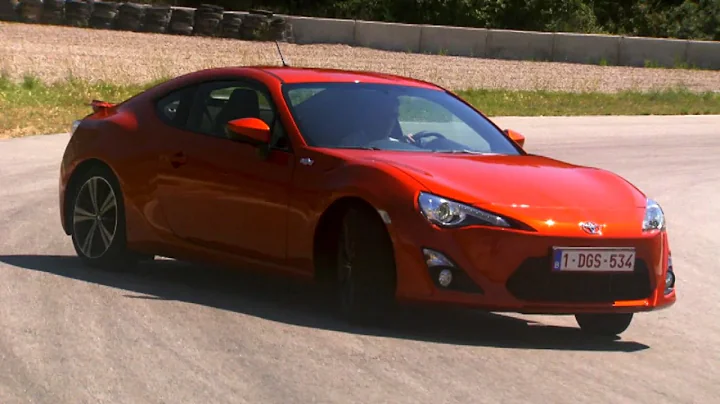 Powersliding In The Toyota GT86 - Fifth Gear