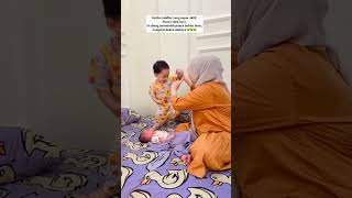 Download Lagu Ngiluuuu guys, abangnya sayang adek bayi tp belum ngerti kadang suka dicolek2 😩 MP3